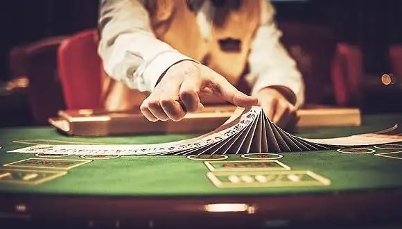 erek2 32 mobile app interface showing Liga 1 betting markets and live-dealer casino options